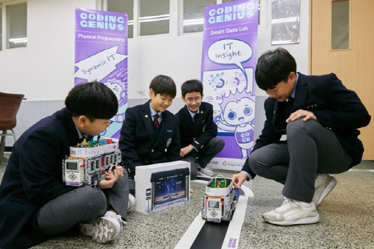 서울 강북구 신일중학교 학생들이 자율주행버스를 만들어 주행 시험을 하고 있다. LG CNS 제공